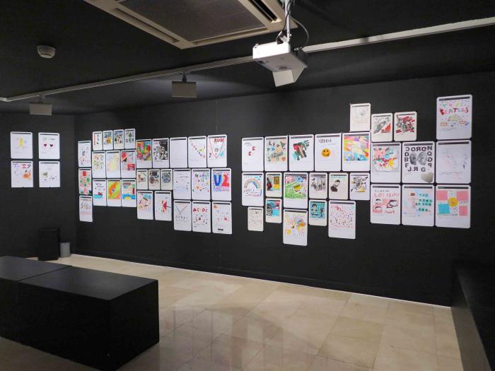 Entrega de los dibujos sobre la exposición Días de Vinilo a los escolares creadores